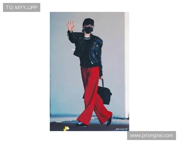 172唐嫣又带火了一种新穿法:黑皮衣+红裤子+运动鞋,高级又洋气 172唐嫣又带火了一种新穿法:黑皮衣+红裤子+运动鞋,高级又洋气